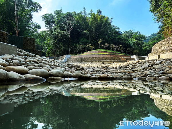 ▲111-112年度雲林縣林內鄉阿區林班坑溝整治工程，以國產材製作三角擋土柵、穩定現地回填砂。（圖／林業保育署南投分署提供）