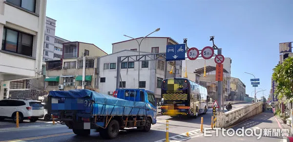 ▲台南東區東門陸橋僅開放機車通行，並限制大型車輛上橋，惟15日又發生遊覽車誤上陸橋，幸好未被門架卡住，隨後順利脫困，鐵道局呼籲民眾注意。（圖／記者林東良翻攝）