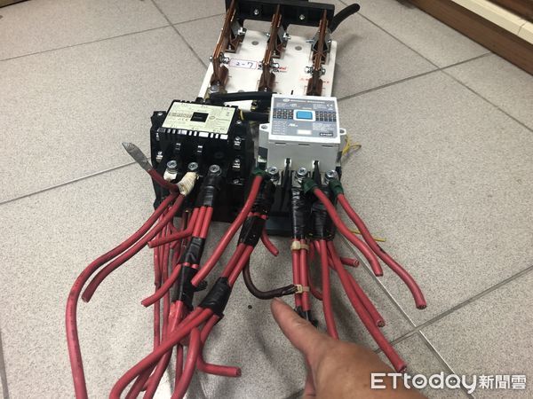 ▲▼刑事局中打破獲竊電集團在台中8處竊電，1年來竊電1170萬度，其中一處位在安親班樓下，非常危險。（圖／民眾提供，下同）