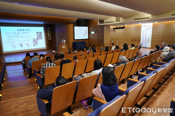 ▲花蓮慈院洪崧壬醫師在病友會中表示，乾癬只要積極接受治療，病人都會很好的療效。（圖／慈濟醫學中心提供，下同）