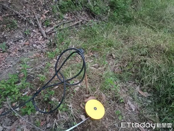 ▲▼花蓮阿美族頭目誤觸山豬通電陷阱，當場倒地死亡。（圖／記者王兆麟翻攝）