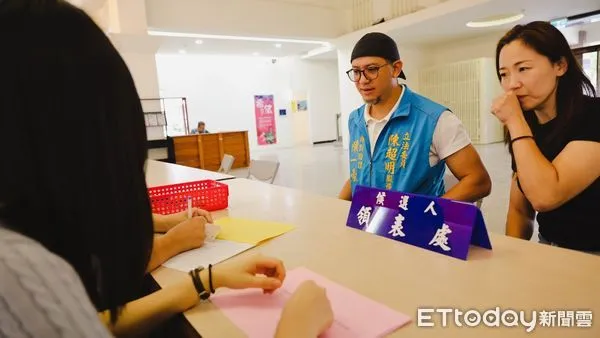 ▲▼2024立委選舉今天開放參選人領表，立委陳超明由兒子陳一豪代表領表，也是苗栗縣第一位領表的候選人。（圖／陳超明服務處提供）