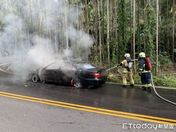 ▲▼   車齡老舊疏於保養 上山遊玩半路火燒車  。（圖／記者翁伊森翻攝）