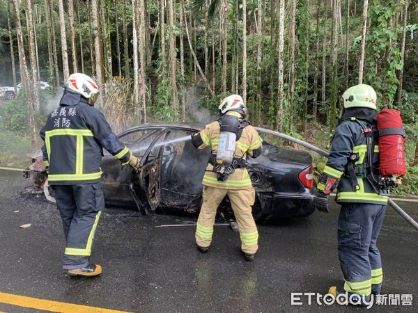 ▲▼   車齡老舊疏於保養 上山遊玩半路火燒車  。（圖／記者翁伊森翻攝）