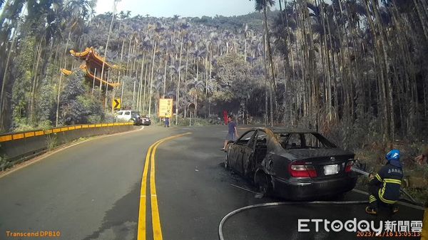 ▲▼   車齡老舊疏於保養 上山遊玩半路火燒車  。（圖／記者翁伊森翻攝）