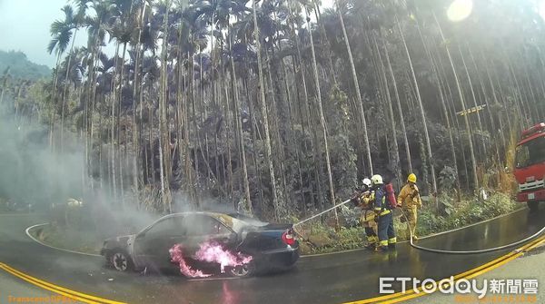 ▲▼   車齡老舊疏於保養 上山遊玩半路火燒車  。（圖／記者翁伊森翻攝）