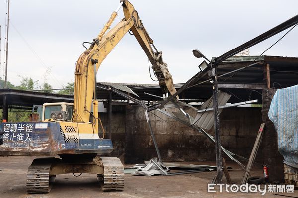 ▲▼關西有機溶劑回收廠違建遭強拆　業者「會爆炸」要求緩拆。（圖／新竹縣政府提供）