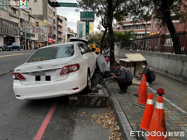 ▲41歲洪姓男子駕駛自小客車在開山路與樹林街口，疑因恍神撞擊路旁車輛，並波及路旁變電箱受損而停電，警方派員在場管制交通。（圖／記者林東良翻攝，下同）