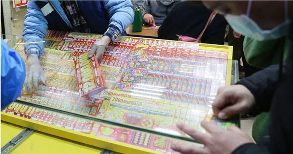 別人能中為什麼我不能！男1年花44萬買刮刮樂　刮到朋友只剩彩券行老闆