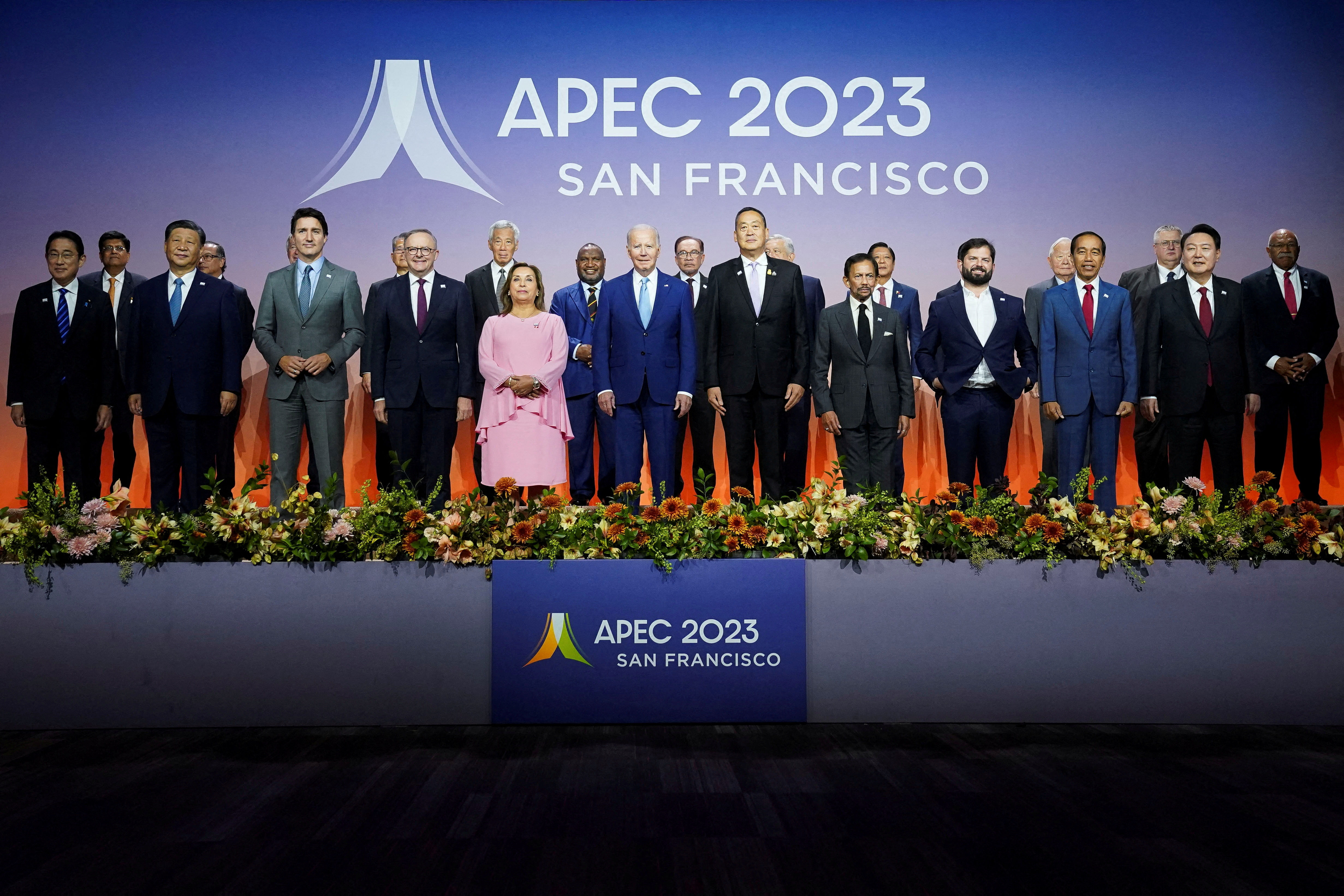 ▲▼ APEC各國領袖代表照慣例拍攝大合照。（圖／路透）