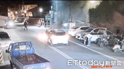 腳踏車鬼切！害機車「倒地滑行撞對向車」整輛燒毀　2騎士都跑了