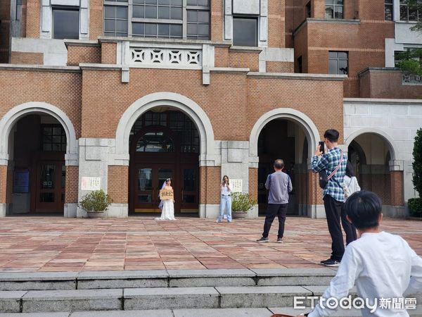 ▲一名陸生在台大總圖書館前「徵婚」，引發關注。（圖／網友「Morris Mao」授權提供）