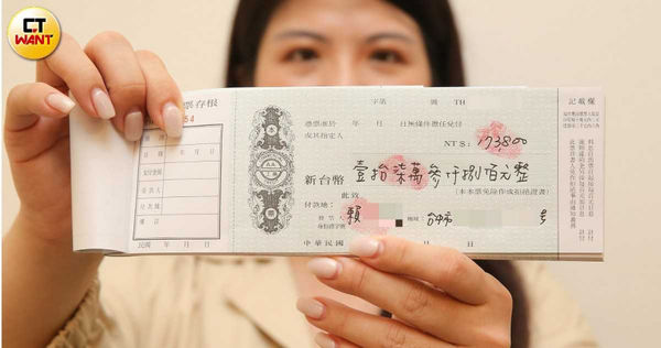 房東要求賴女簽下本票繳付租金並解約，也驚奇發現賴女簽寫本票相當熟練，顯然不是第一次簽。（圖／黃耀徵攝）