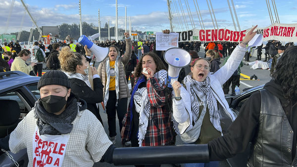 ▲▼超過200名抗議群眾16日聚集在海灣大橋上要求以色列停火。（圖／達志影像／美聯社）