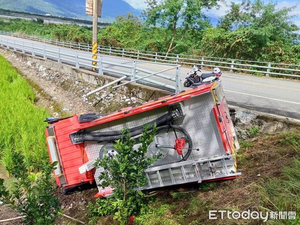 ▲▼花蓮縣消防車墜落邊坡翻覆。（圖／記者王兆麟翻攝）