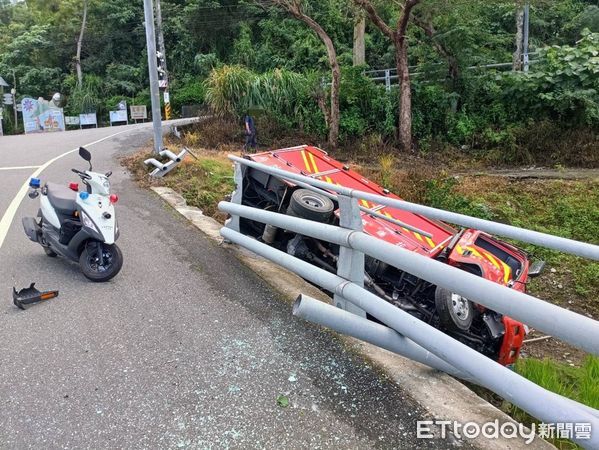 ▲▼花蓮縣消防車墜落邊坡翻覆。（圖／記者王兆麟翻攝）