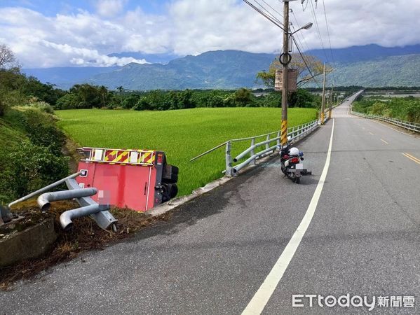 ▲▼花蓮縣消防車墜落邊坡翻覆。（圖／記者王兆麟翻攝）