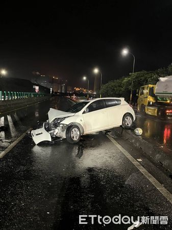 ▲▼ 台61線林口發電廠附近昨發生3車車禍，一台白色轎車車頭全毀。（圖／記者戴上容翻攝）