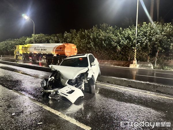 ▲▼ 台61線林口發電廠附近昨發生3車車禍，一台白色轎車車頭全毀。（圖／記者戴上容翻攝）