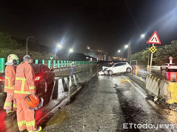 ▲▼ 台61線林口發電廠附近昨發生3車車禍，一台白色轎車車頭全毀。（圖／記者戴上容翻攝）