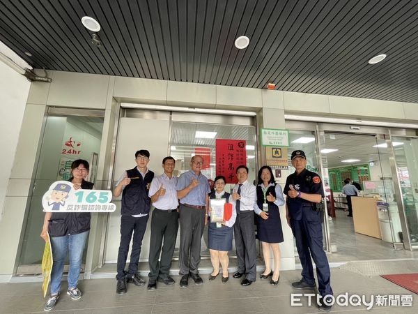 ▲里港警分局表揚陽信銀行里港分行行員            。（圖／記者陳崑福翻攝）