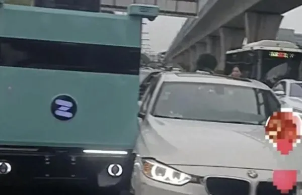 ▲蘇州一輛無人快遞車與BMW轎車發生擦撞。（圖／翻攝極目新聞）