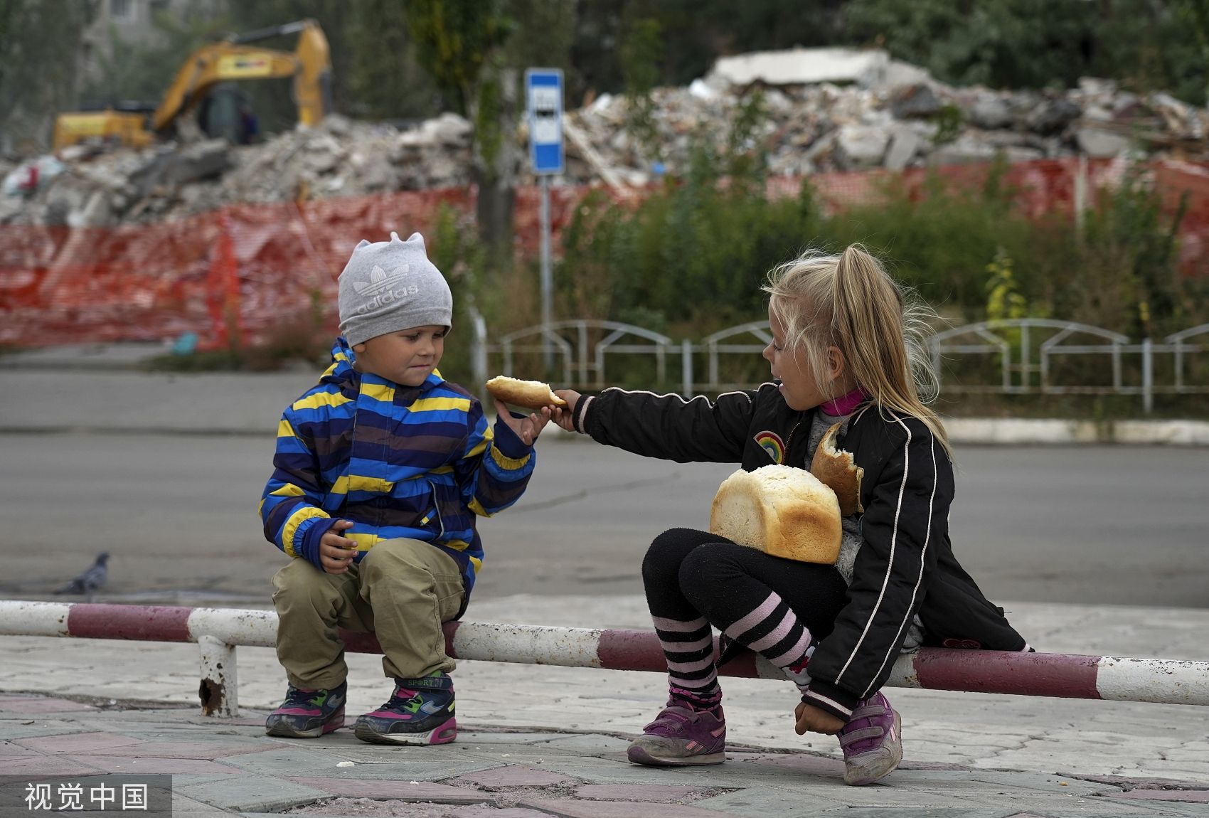 ▲▼ 烏克蘭南部馬力波（Mariupol）是戰火最猛烈的城市之一，兒童分食麵包，攝於2022年9月。（圖／CFP）
