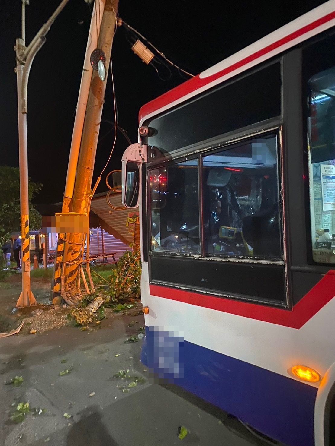 ▲▼  新北公車走山路自撞，40多名乘客受驚           。（圖／記者戴上容翻攝）
