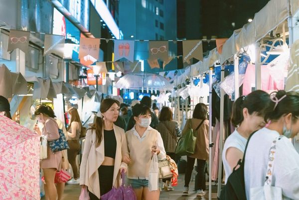 ▲東區秋風市集,300寸銀幕的露天電影院。（圖／台北市東區商圈發展協會提供）