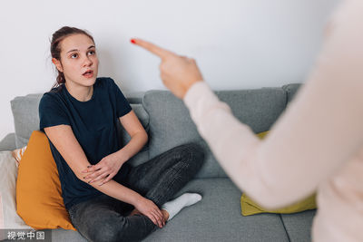 24歲身障女憑己力進頂大、銀行!弟竟嗆:爸媽死了我會把妳趕出去