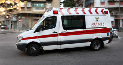 自摔叫救護車！陸女拍片逼救護人員講「公主請上車」