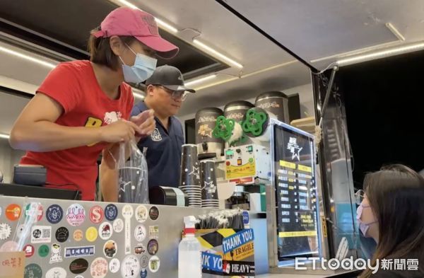 ▲「福爾摩沙環島餐車聯盟 」從2台餐車集結到20多台帶著環島，從此他們過著「遊牧餵食」的生活。（圖／記者蔡佩旻翻攝）