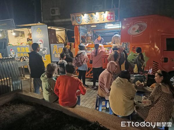 ▲「福爾摩沙環島餐車聯盟 」從2台餐車集結到20多台帶著環島，從此他們過著「遊牧餵食」的生活。（圖／記者蔡佩旻翻攝）