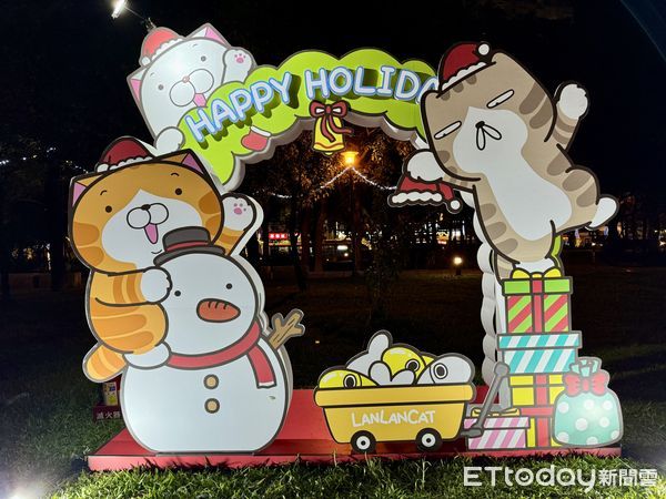 ▲新北耶誕城萬坪公園今年以「白爛貓的甜蜜耶誕派對」為主題，搬進3隻不同造型的白爛貓絨毛玩偶。（圖／記者彭懷玉攝）