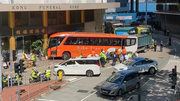 ▲▼香港巴士撞殯儀館！至少7人受傷。（圖／香港01，勿用）