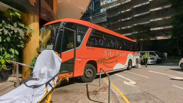 ▲▼香港巴士撞殯儀館！至少7人受傷。（圖／香港01，勿用）