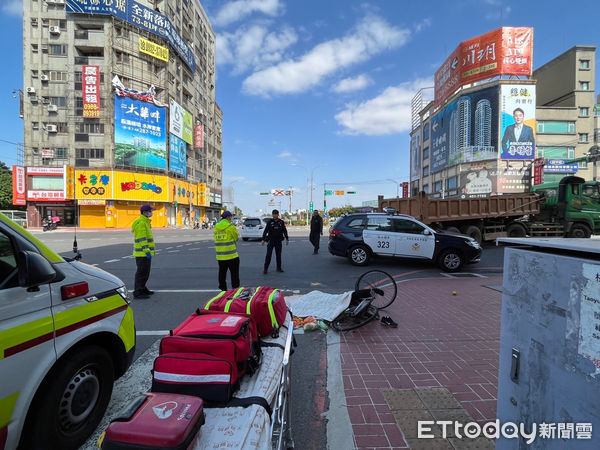 ▲▼桃園市中壢區今早發生一起砂石車撞自行車的死亡車禍。（圖／翻攝自記者楊熾興）