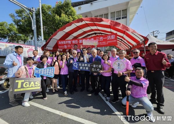 ▲善化扶輪社、善化蘭心扶輪社、台南新世代扶輪社、台南市消防局、善化區公所等單位鼓勵捐血，在善化區公所前共同舉辦捐血、肺篩、乳攝三合一活動。（圖／記者林東良翻攝，下同）