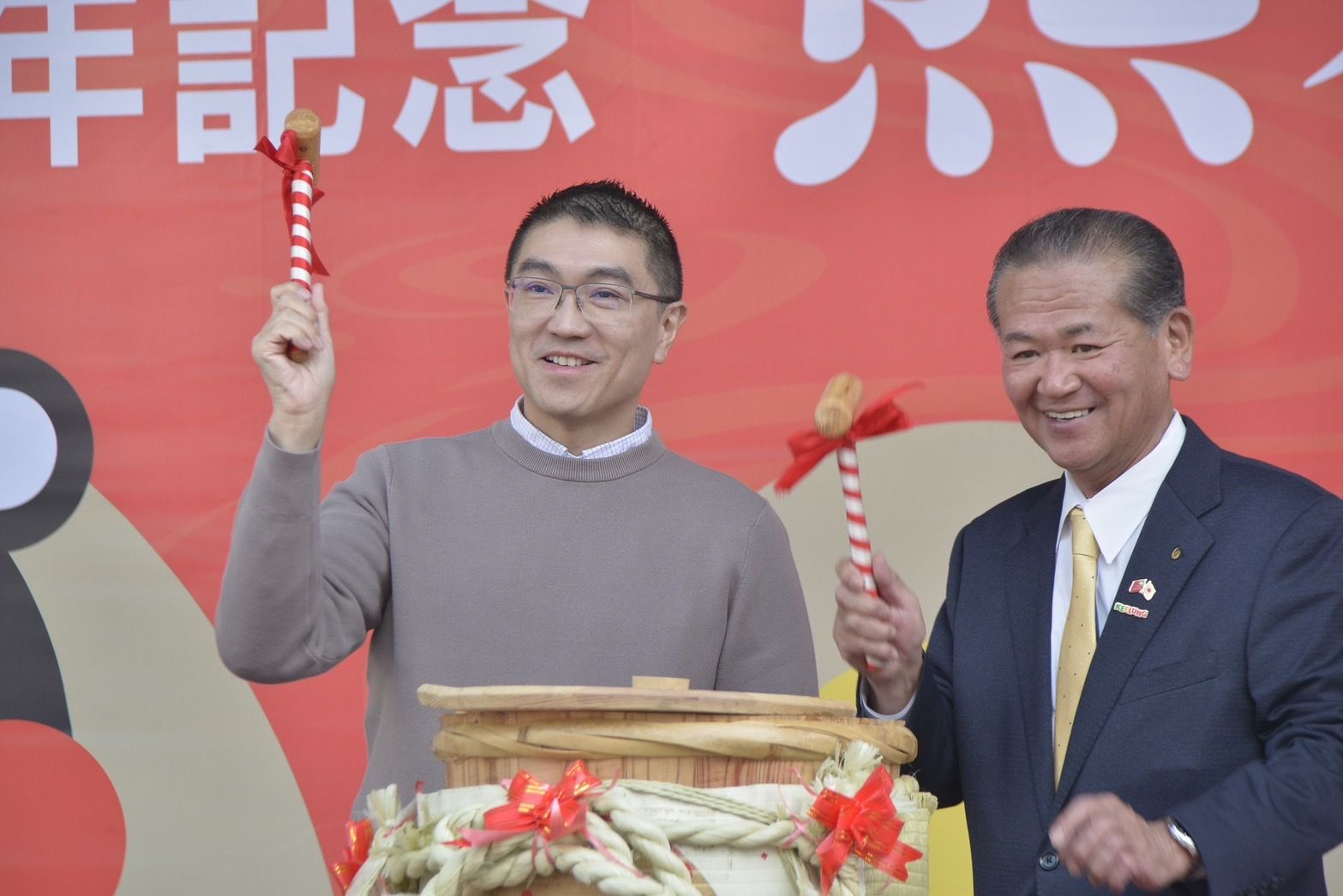 ▲日本熊本縣物產展今登場 兩市長「鏡開」祈願順利圓滿。（圖／記者郭世賢翻攝）