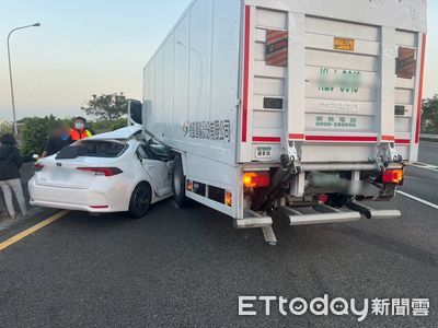 快訊／麻豆交流道車禍！自小客車頭變形全爛釀3傷　1女困副駕