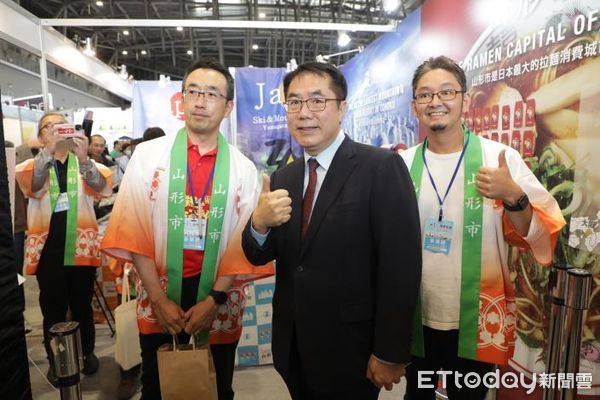 ▲台南市長黃偉哲，特別致贈一青妙親善大使，為她特製的2024台灣燈會龍耀台南小提燈，為台南一系列精采活動資訊帶到日本宣傳。（圖／記者林東良翻攝，下同）