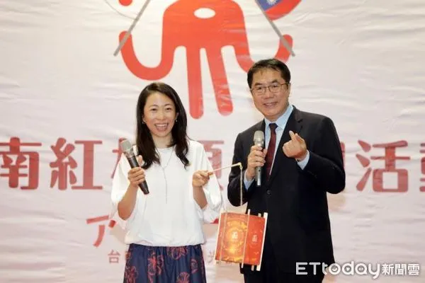 ▲台南市長黃偉哲，特別致贈一青妙親善大使，為她特製的2024台灣燈會龍耀台南小提燈，為台南一系列精采活動資訊帶到日本宣傳。（圖／記者林東良翻攝，下同）