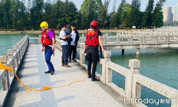 ▲一名婦人跌落澄清湖，救起已經沒有呼吸心跳             。（圖／記者吳世龍翻攝）