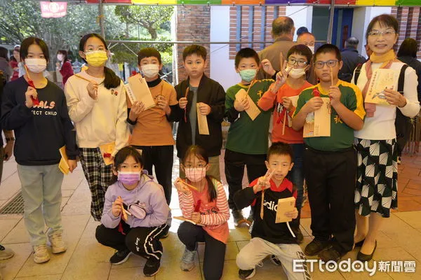 ▲南投市公所捐贈300支智慧文昌筆，增加孩子們學習信心。（圖／南投市公所提供，下同）