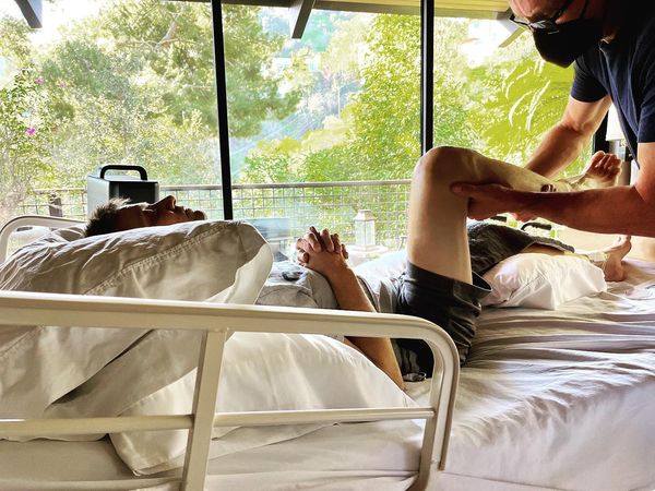 ▲傑瑞米雷納被輾斷30根骨頭，起初連行動都有困難。（圖／翻攝自Instagram／Jeremy Renner）