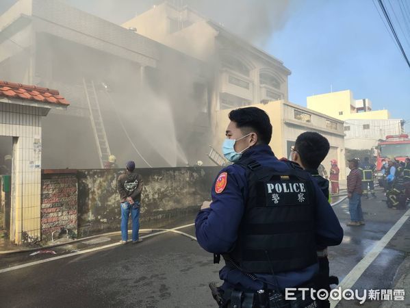 ▲雲林虎尾民宅傳火警，建築物中不停竄出濃煙，警消救出受困婦人。（圖／記者蔡佩旻翻攝）