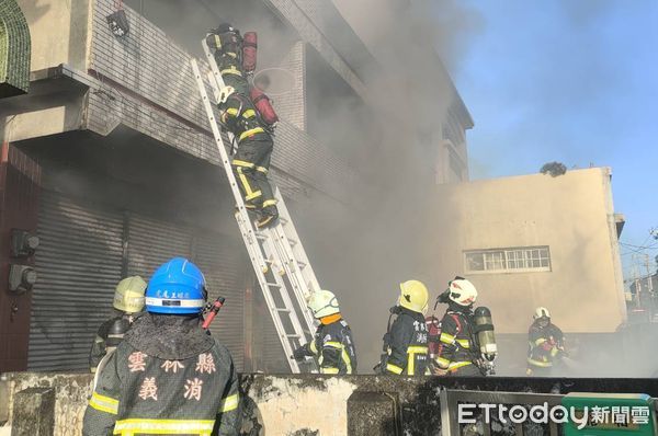 ▲雲林虎尾民宅傳火警，建築物中不停竄出濃煙，警消救出受困婦人。（圖／記者蔡佩旻翻攝）