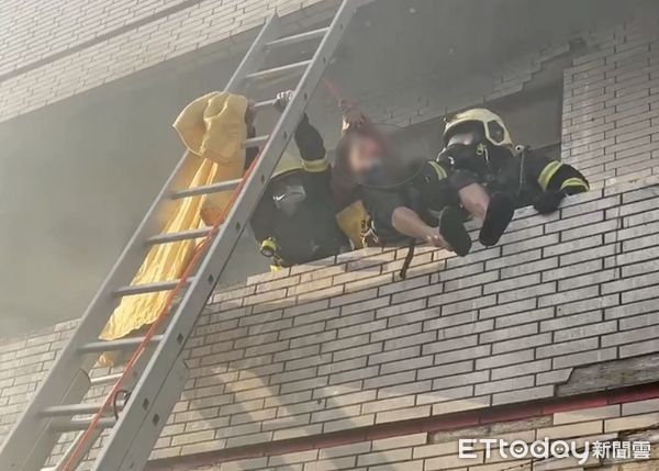 ▲雲林虎尾民宅傳火警，建築物中不停竄出濃煙，警消救出受困婦人。（圖／記者蔡佩旻翻攝）