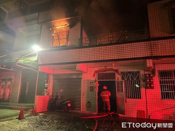 ▲▼萬里一處3樓透天厝起火，火勢全面燃燒。（圖／記者郭世賢攝）