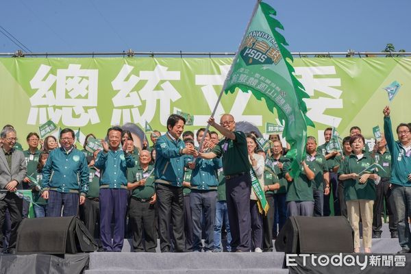 ▲總統蔡英文為陳冠廷披上競選綵帶，強調支持賴清德、陳冠廷，。（圖／記者翁伊森翻攝）